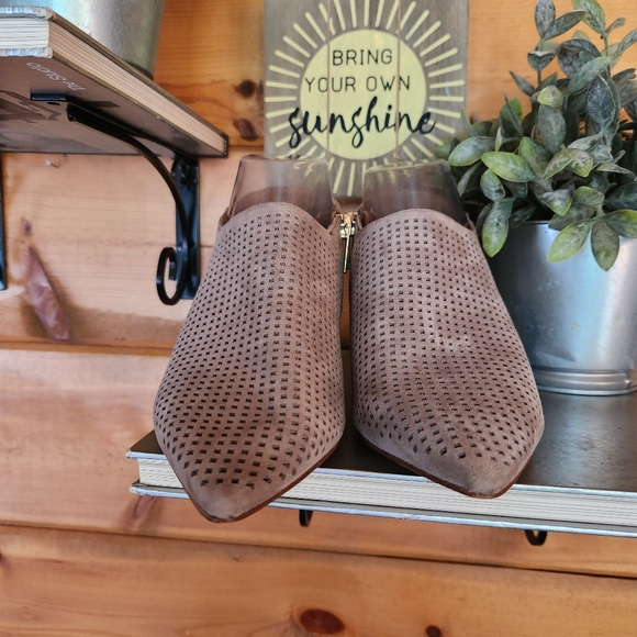 COPY - Franco Sarto 💜 DEEPA2 Ankle Booties Suede Leather Point Perf Kitten Heel - Picture 5 of 11